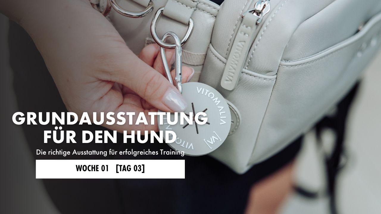 Mann zeigt auf ein Bild, auf dem eine Frau eine Gassitasche für Hundehalter trägt