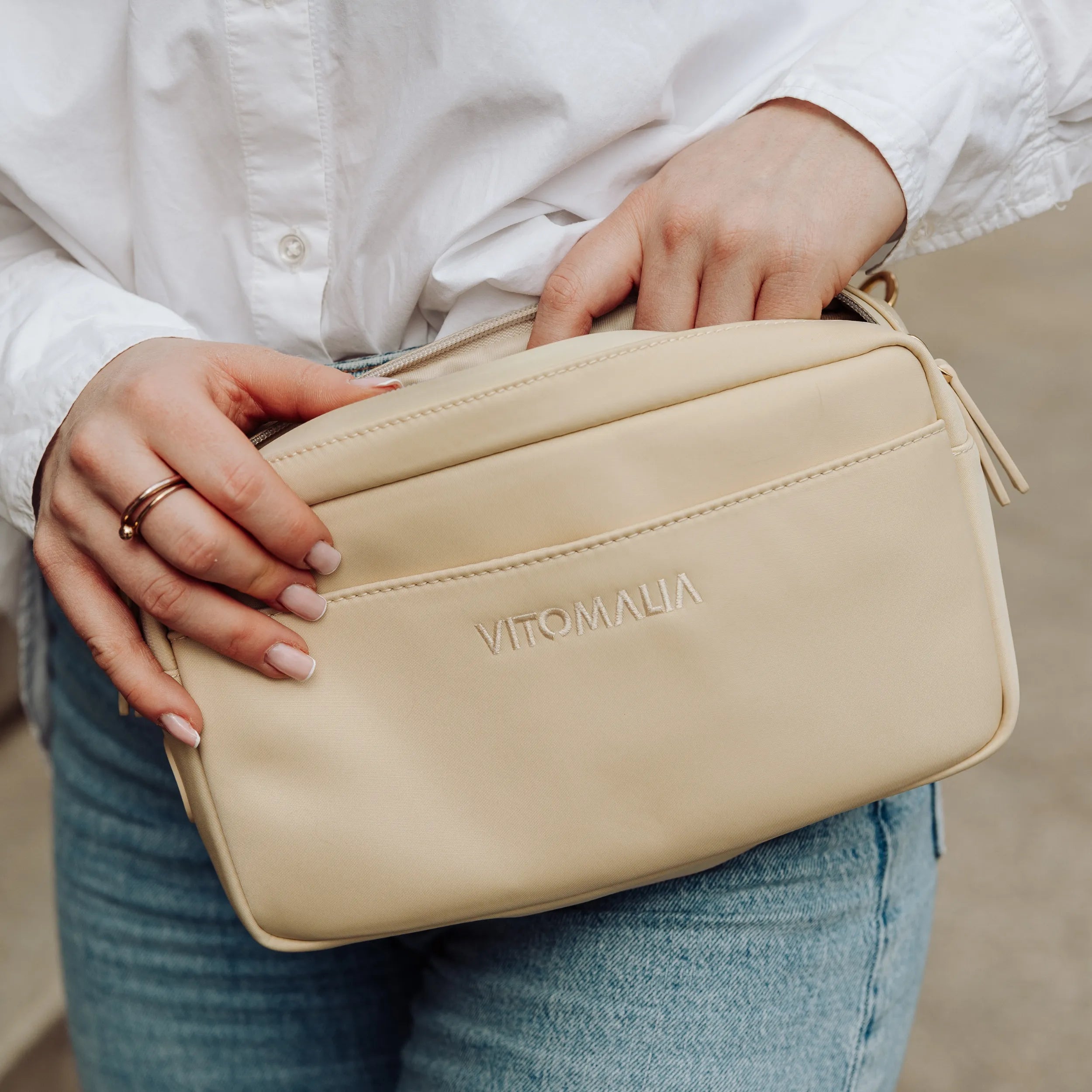 Multifunktionale Gassitasche für Hundebesitzer als Bauchtasche in Beige: Mit herausnehmbaren Leckerlifächern, Kotbeutelspender und Wasserflaschenhalter - Vitomalia - Gassitasche