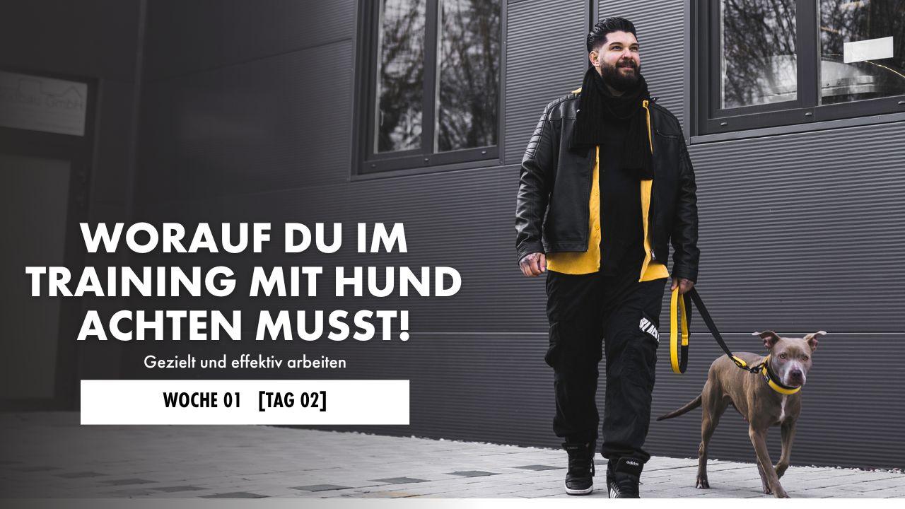 Hund wird von Frau festgehalten und andere Frau hält einen Notizblock in der Hand. 